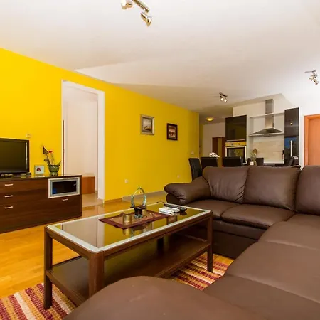 Okrug Gornji 16901a アパート